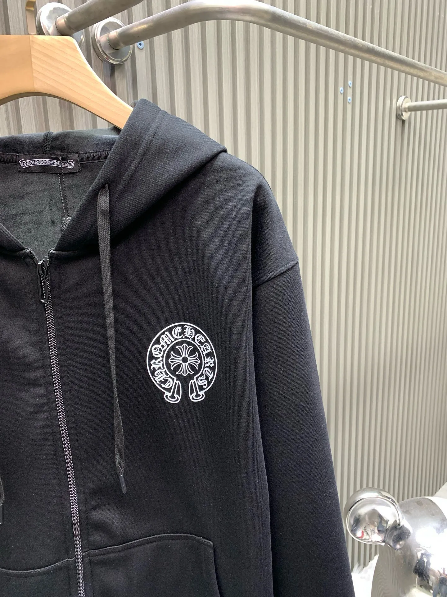🅿️300 🀄️ Chrome Hearts Chrome Hearts Chrome New York City limited zipper jacket. Purchased and developed on the official website at 7999. 400 grams of pure cotton➕silver fox velvet. The fabric is made of 400 grams of thin velvet coarse fish scale fabric. The printing is based on the original version and is printed with hand glue. The finished product is brushed and washed to shape. It feels excellent. Real antique silver and aged chain heads. The overall routing is straight and delicate. The fabric is comfortable and soft. The color is consistent and has no color difference. Can be matched with the same style to create a fashionable look, suitable for various occasions. Customized accessories. Complete with three standards. Same style for men and women.
